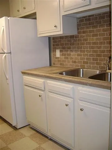 908 Lamar St — Photo 5