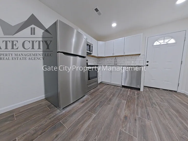 213 Marshall St — Photo 2