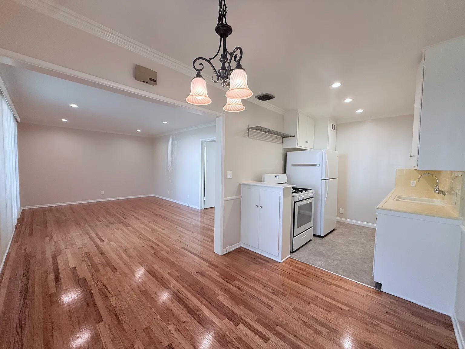 2 bed, 900 sqft, $2,595 — Photo 2