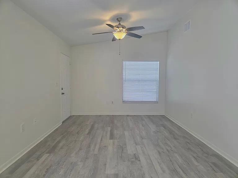 1902 Crystal Grove Dr — Photo 3