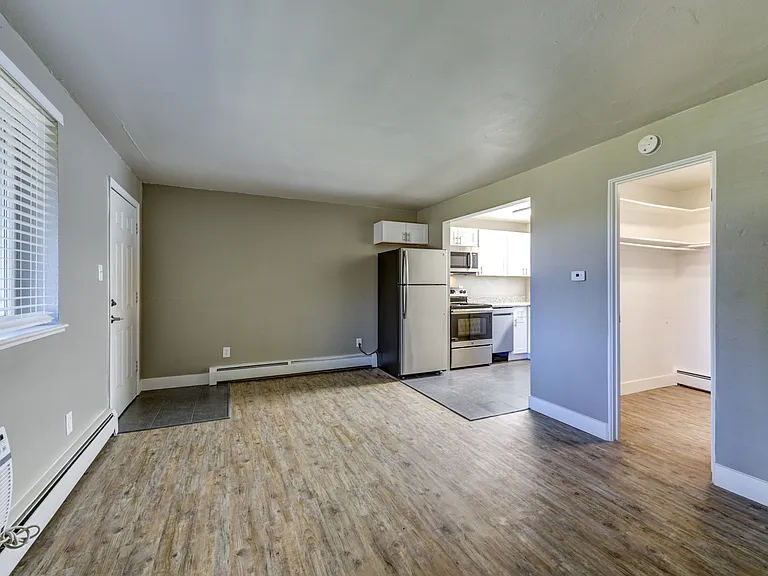 Clay Street Apartments — Photo 24