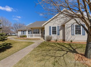 117 E Maplewood Dr, Sycamore, IL 60178