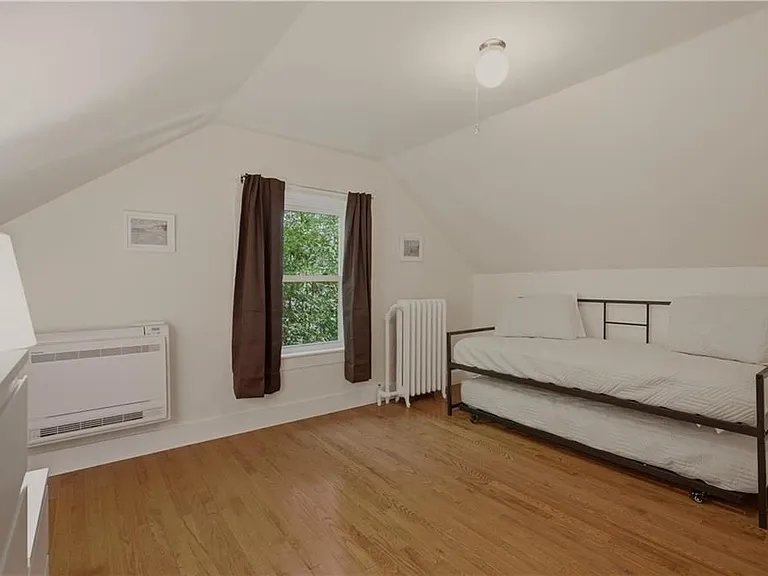 21 Clinton Ave — Photo 22