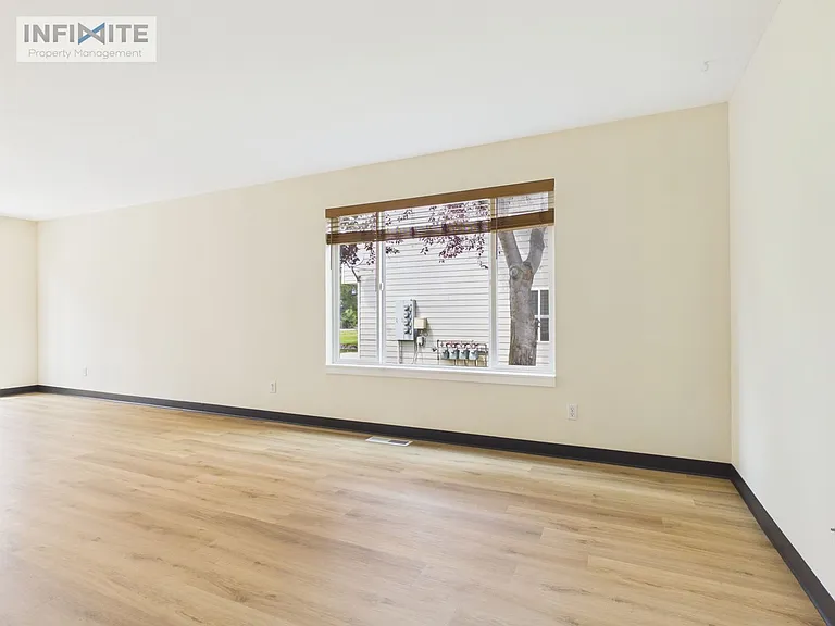 325 Michael Grove Ave #D — Photo 2