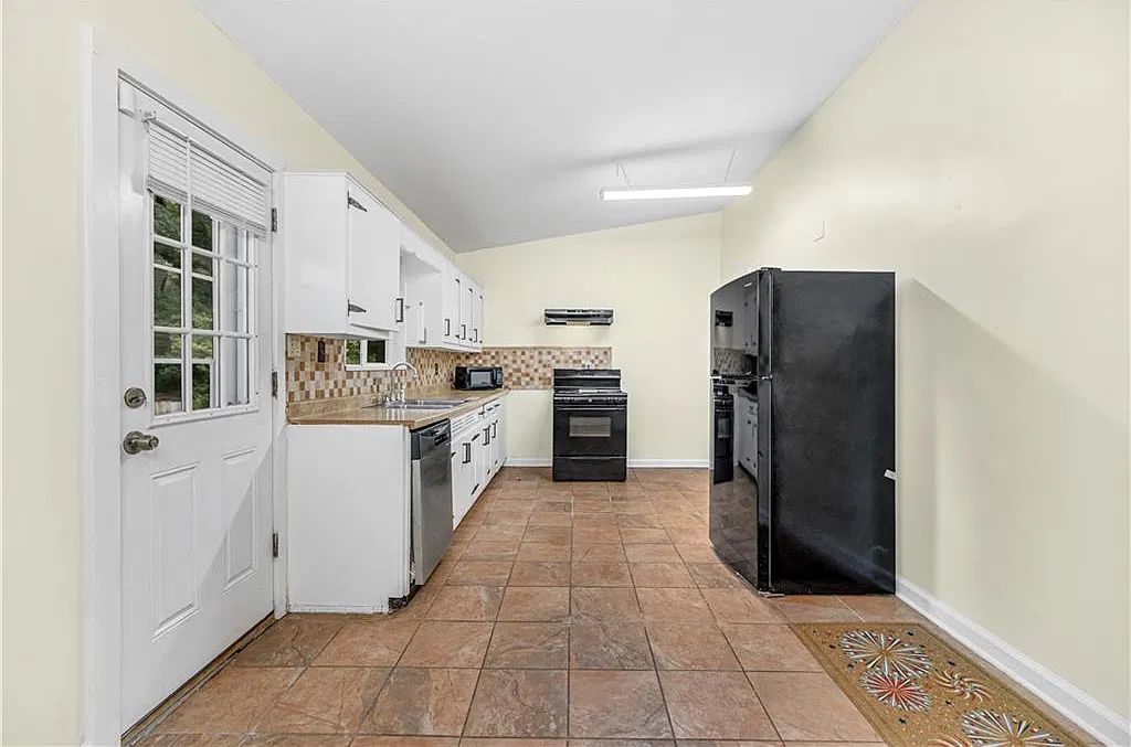 4 bed, 2.0 bath, 1487 sqft, $2,385 — Photo 3