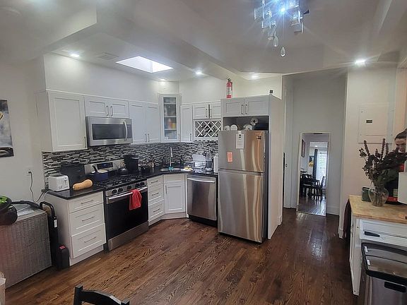 3rd image of 1043 Jefferson Ave #4