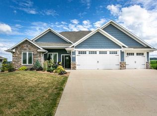 2038 Creek Wood Dr, Dubuque, IA 52003
