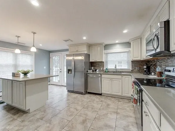 7 Wilbur Ave, Newport, RI 02840