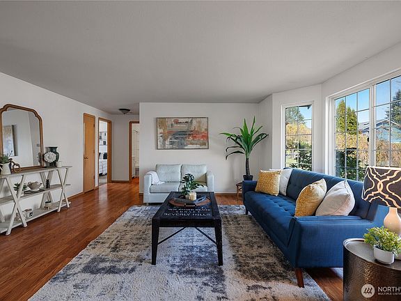 3rd image of 811 Mountain Aire Court NW