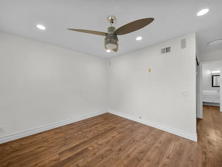 561 Walter Ave — Photo 20