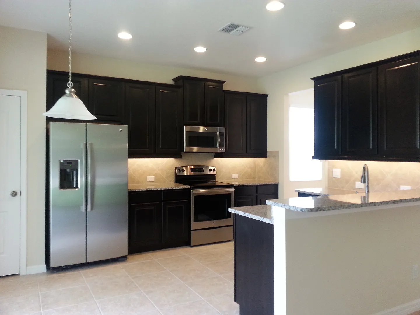 Single Family Home 4 Bed and 2.5 Bath — Photo 2