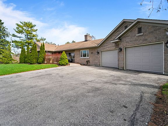 4th image of 477 Fairview St