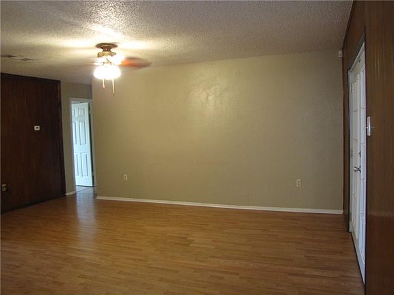 3rd image of 709 SW Hillside Dr