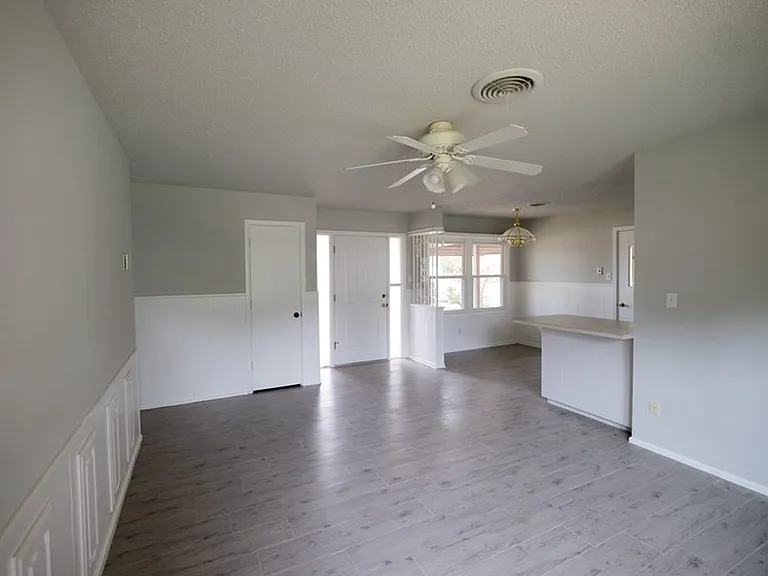 5402 48th St — Photo 3