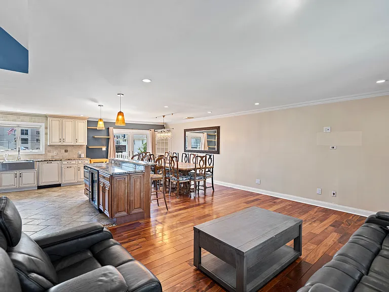 539 Nassau Ave #A — Photo 3