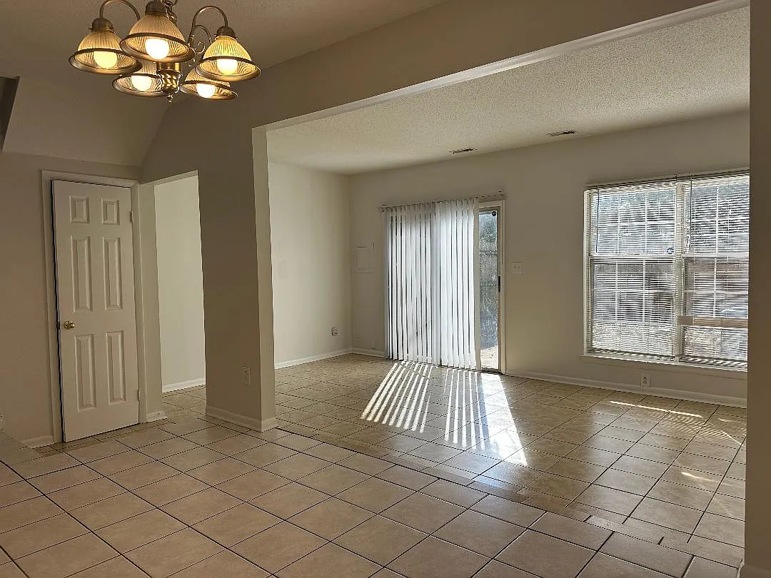 3 bed, 1.5 bath, 1320 sqft, $1,795 — Photo 2