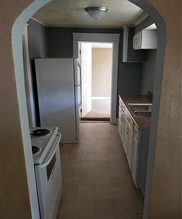 4th image of 1112 Greeley Ave