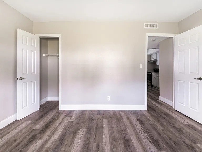Palm Cove Apartments — Photo 9