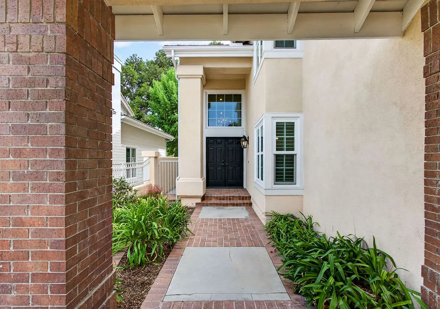 Exquisite 5-Bedroom Woodbridge Executive Estate | Modern Luxury & Resort-Style Lake Living — Photo 2
