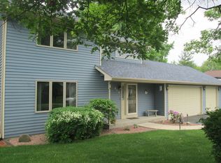 204 W Pineview Dr, Round Lake, IL 60073