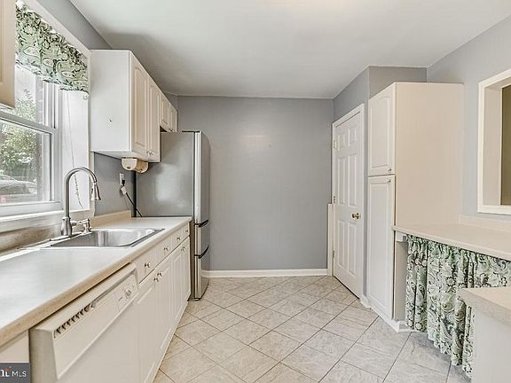 5th image of 260 Burgess Ave