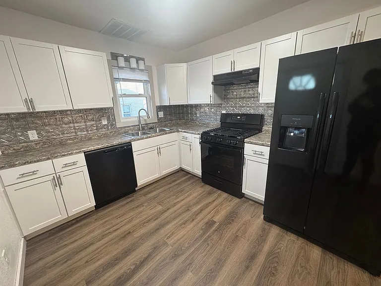 1210 W Parker St — Photo 2