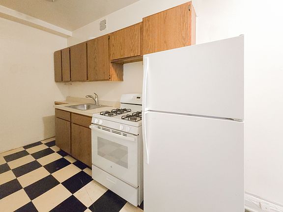 2nd image of 540 1/2 W Briar Pl #5C