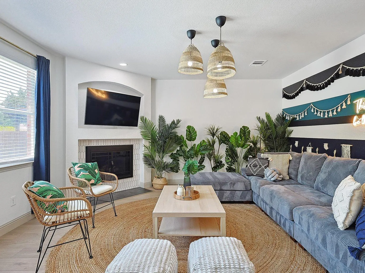 5 bed, 2.5 bath, 2427 sqft, $9,750 — Photo 3