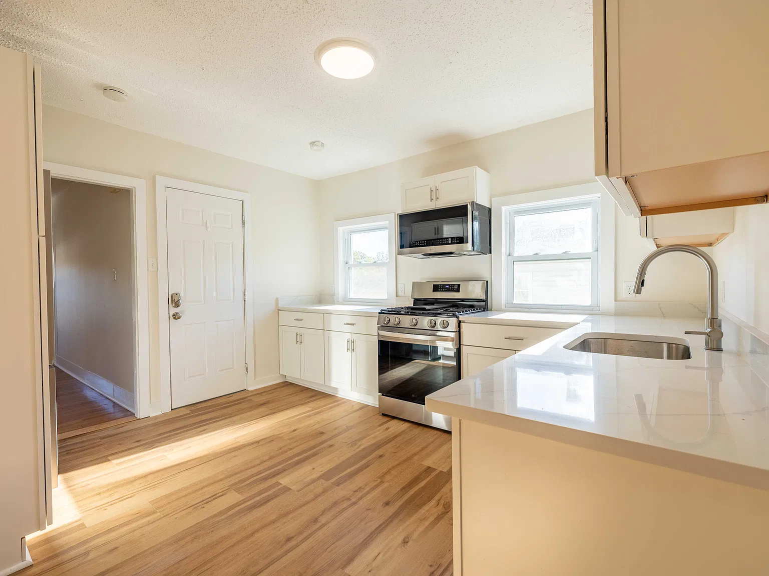 365 Whiting Ave — Photo 2