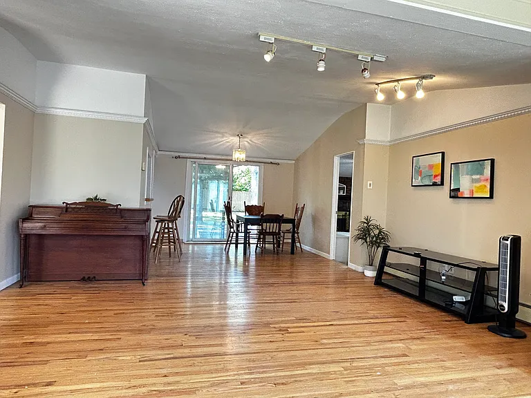 90 University Heights Dr — Photo 3