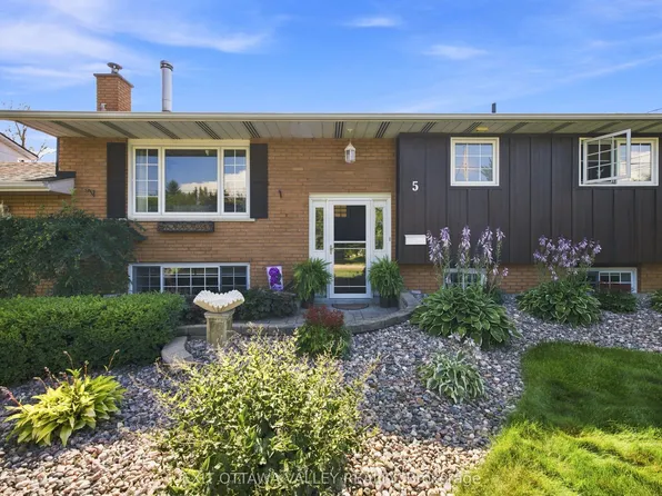 5 Valley St, Laurentian Valley, ON K8A 8R3