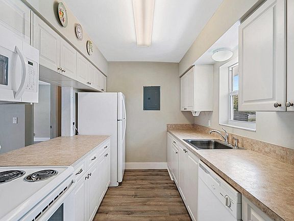 5th image of 148 W Yacht Club Dr #1