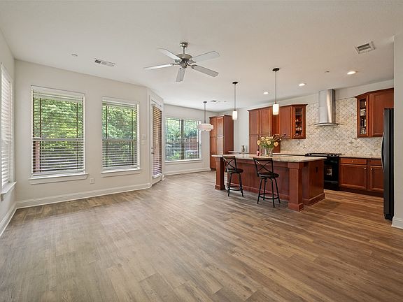 4th image of 921 Brook Forest Ln