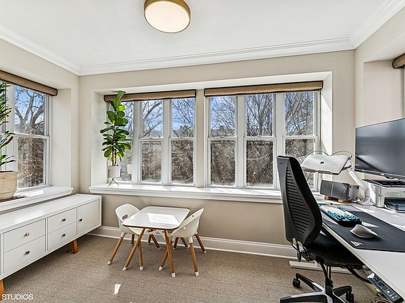 5th image of 1222 W Elmdale Ave #3E