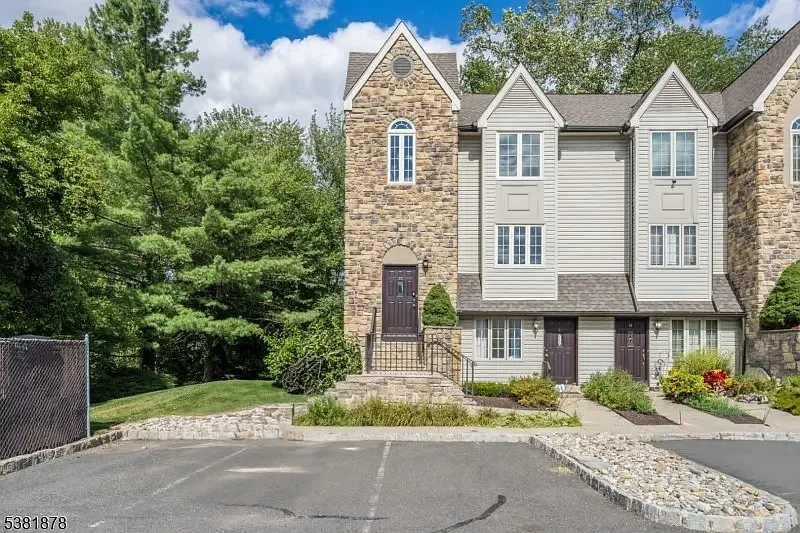 3 bed, 1.5 bath, 880 sqft, $3,500 — Photo 3
