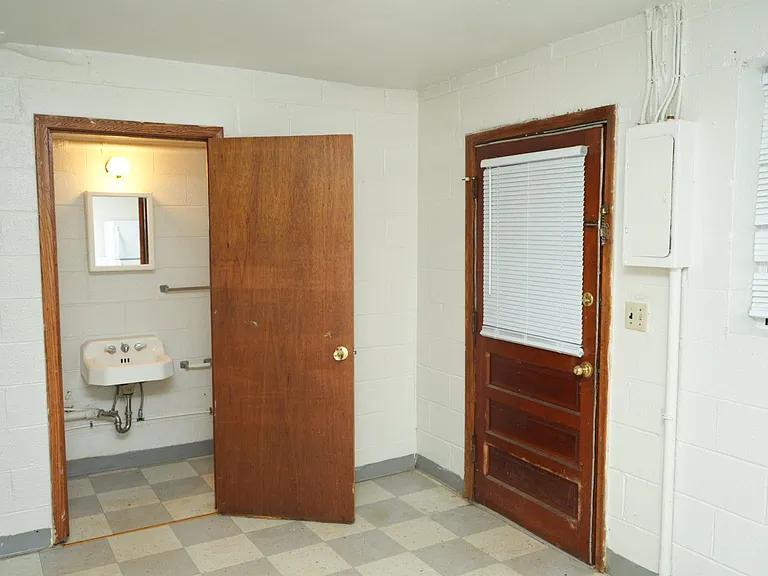 1883 University Cir — Photo 4