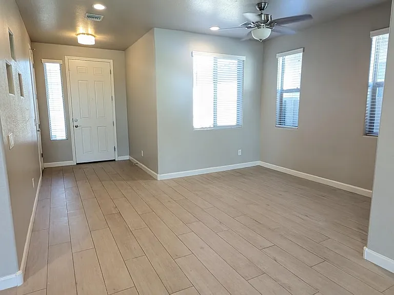 2119 E Kings Ave — Photo 3