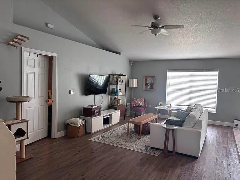 1004 Chateau Cir — Photo 13