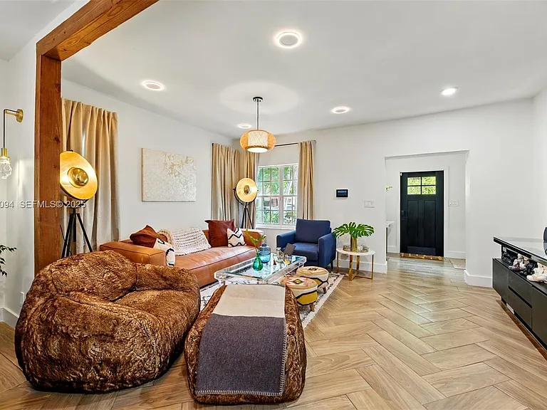 1363 Biarritz Dr — Photo 4