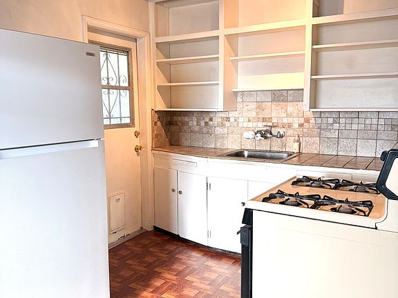 5th image of 1037 E Mitchell St #1