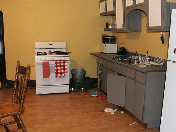 3rd image of 841 Putnam Ave