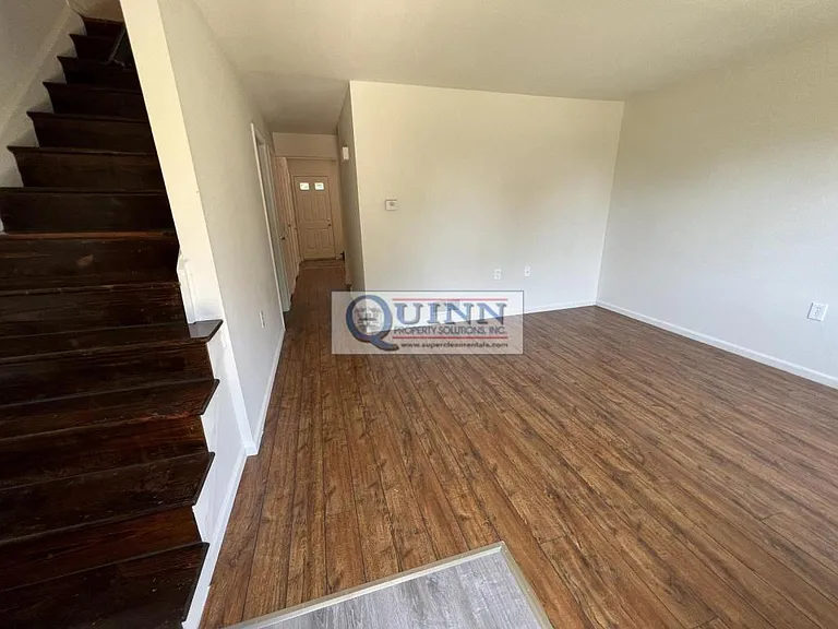 134 E Village Rd — Photo 3