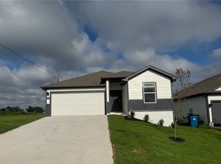 101 NW Granny Smith St, Gentry, AR 72734