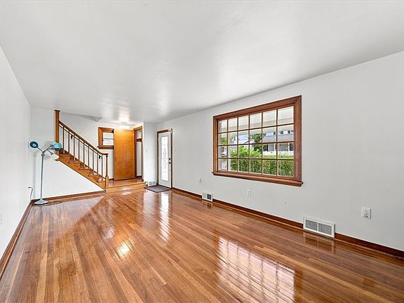 4th image of 1911 McLean St