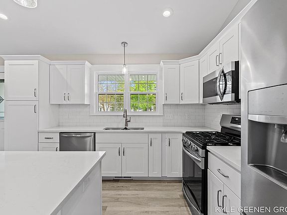 3rd image of 1448 E Addison Way