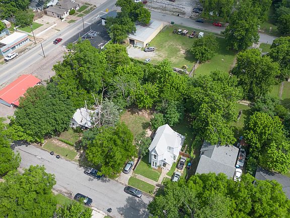 4th image of 717 W Day St