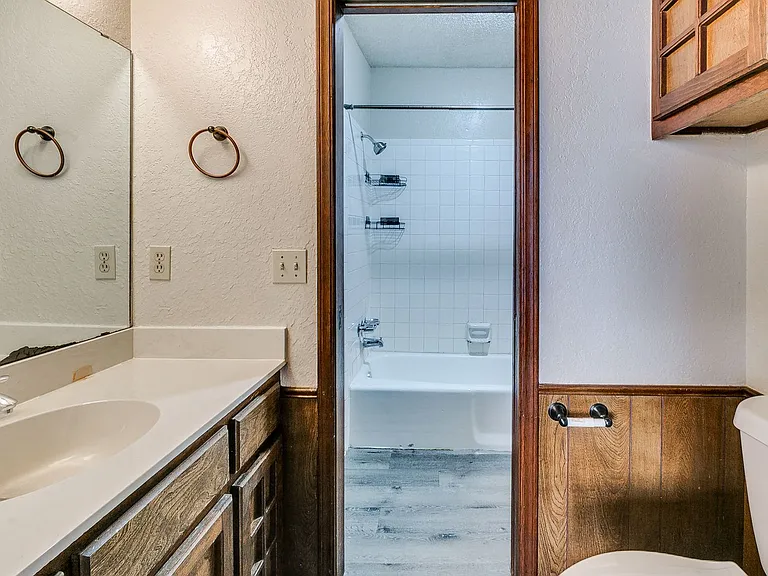 9006 N Rockwell Dr — Photo 30