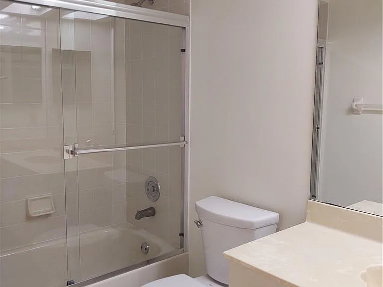 5801 Coach House Cir #B — Photo 22