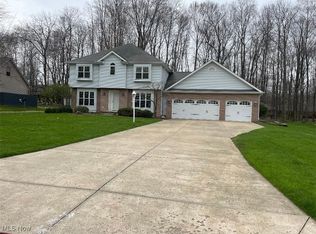 3400 Maple Ridge Dr, Hubbard, OH 44425