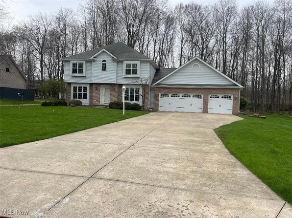 3400 Maple Ridge Dr, Hubbard, OH 44425
